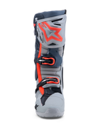 Alpinestars Tech-10 Enduro laarzen, grijze en fluo rode motorlaarzen met drievoudige gespsluiting en TPU-scheenplaat.