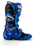 Alpinestars Yamaha Tech 7 motorlaarzen, motocross racing laarzen, blauw met zwarte en witte accenten, zijprofiel met vier verstelbare gespen, versterkte TPU-bescherming op de scheen en hiel, opvallende Yamaha-branding en een robuuste zool voor off-road prestaties