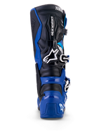 Achteraanzicht van Alpinestars Yamaha Tech 7 laarzen in blauw, zwart en wit, voorzien van een beschermende TPU-schaal, scharnierend enkelsysteem en opvallende Alpinestars- en Yamaha-logo's, ontworpen voor motorcross en off-road rijden.