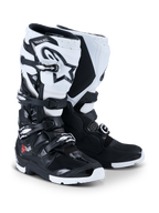 Bottes Alpinestars Tech 7 Enduro 2026, bottes de motocross et d'enduro, noir et blanc, dotées d'un système de fermeture à quatre boucles, d'un logo Astar blanc proéminent sur le tibia, de panneaux de protection en TPU et d'une semelle enduro spécialisée pour l'adhérence tout-terrain.