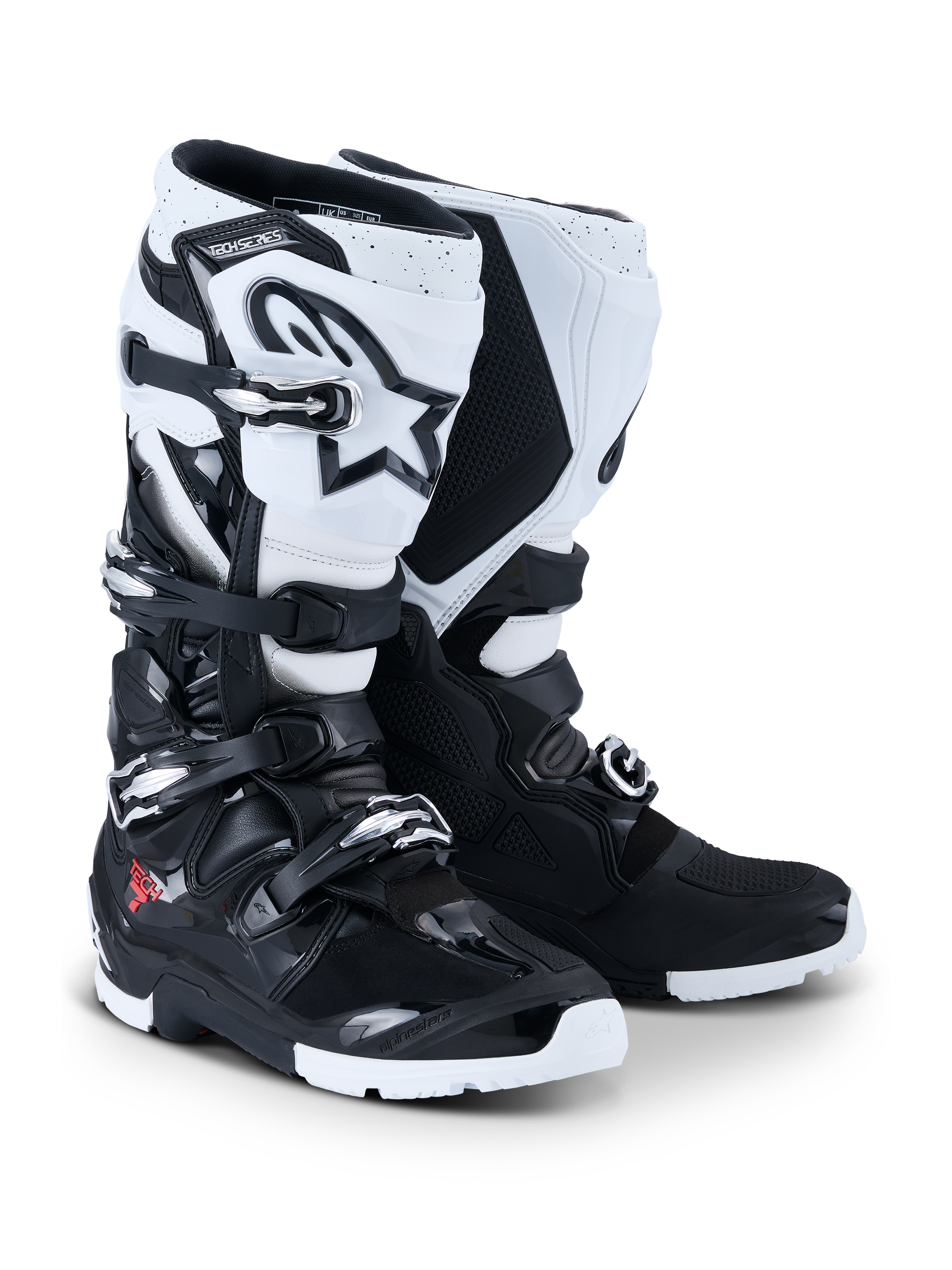 Alpinestars 2026 Tech 7 Enduro-Stiefel, Motocross- und Enduro-Stiefel, Schwarz und Weiß, mit einem Vierfach-Schnallenverschlusssystem, markantem weißem Astar-Logo auf dem Schienbein, TPU-Schutzpaneelen und spezieller Enduro-Sohle für Offroad-Grip.