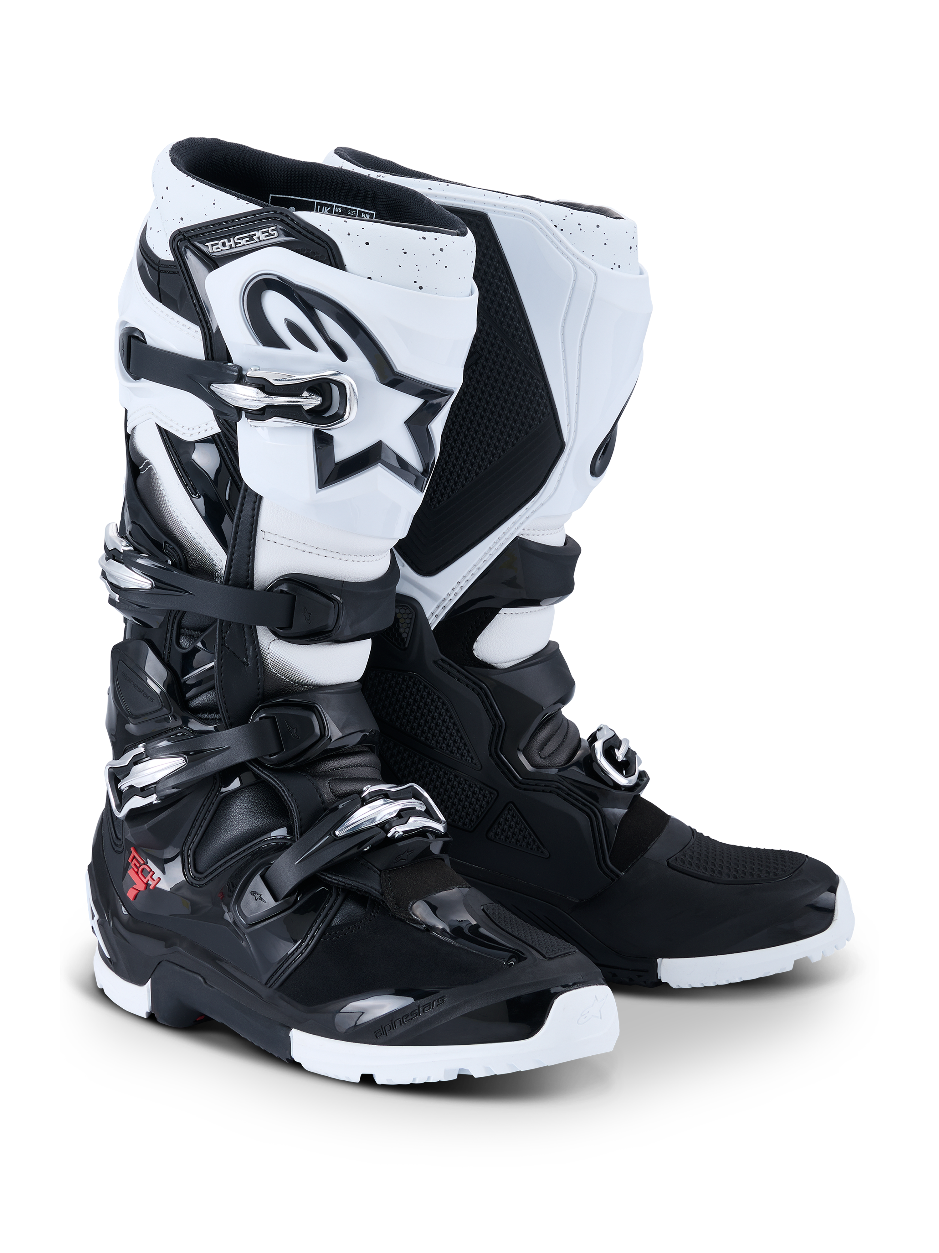 Bottes Alpinestars Tech 7 Enduro 2026, bottes de motocross et d'enduro, noir et blanc, dotées d'un système de fermeture à quatre boucles, d'un logo Astar blanc proéminent sur le tibia, de panneaux de protection en TPU et d'une semelle enduro spécialisée pour l'adhérence tout-terrain.