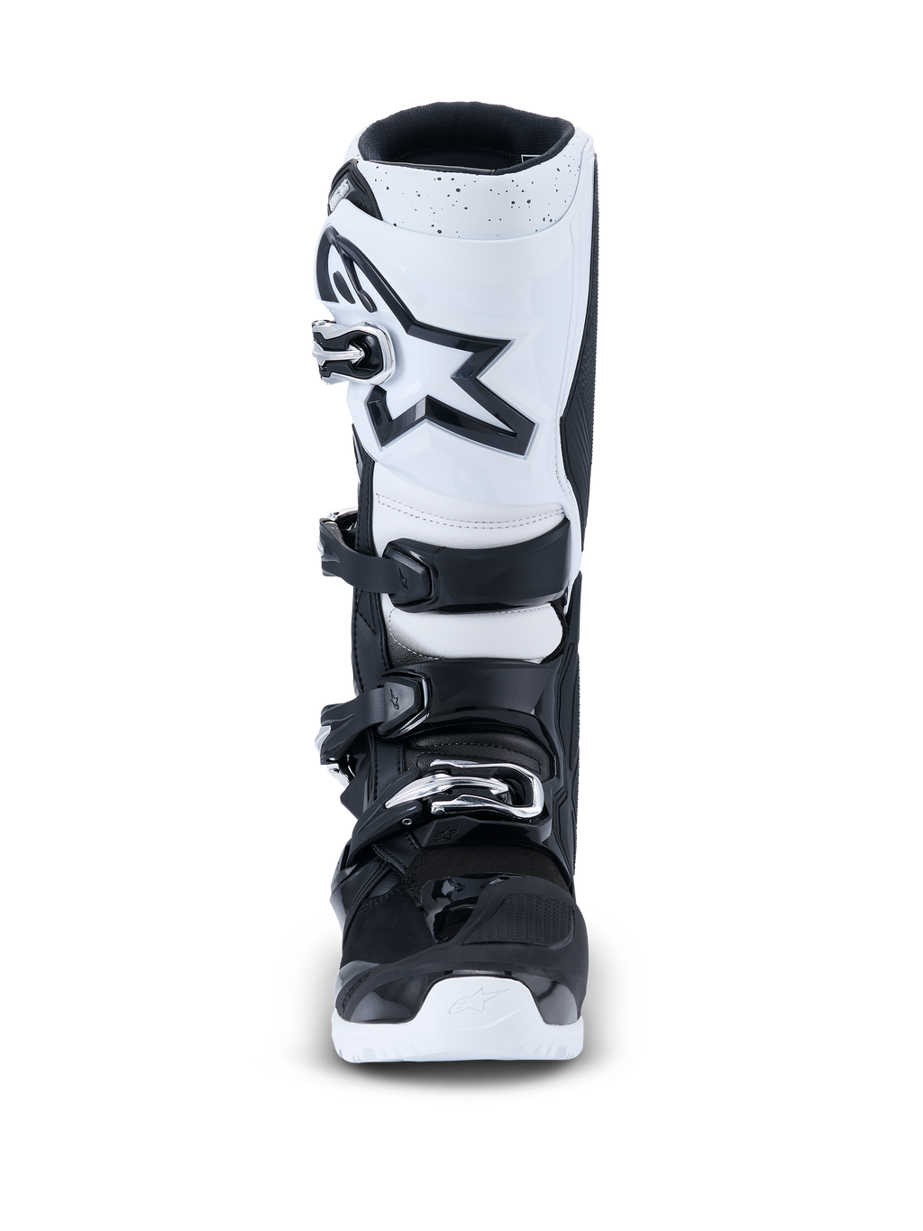 Bottes Alpinestars 2026 Tech 7 Enduro, bottes de motocross, noir et blanc, vue de face présentant une plaque tibiale blanche avec un logo étoile noir, système de fermeture à quatre boucles et semelle extérieure blanche durable