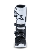 Bottes Alpinestars 2026 Tech 7 Enduro, bottes de motocross, noir et blanc, vue de face présentant une plaque tibiale blanche avec un logo étoile noir, système de fermeture à quatre boucles et semelle extérieure blanche durable