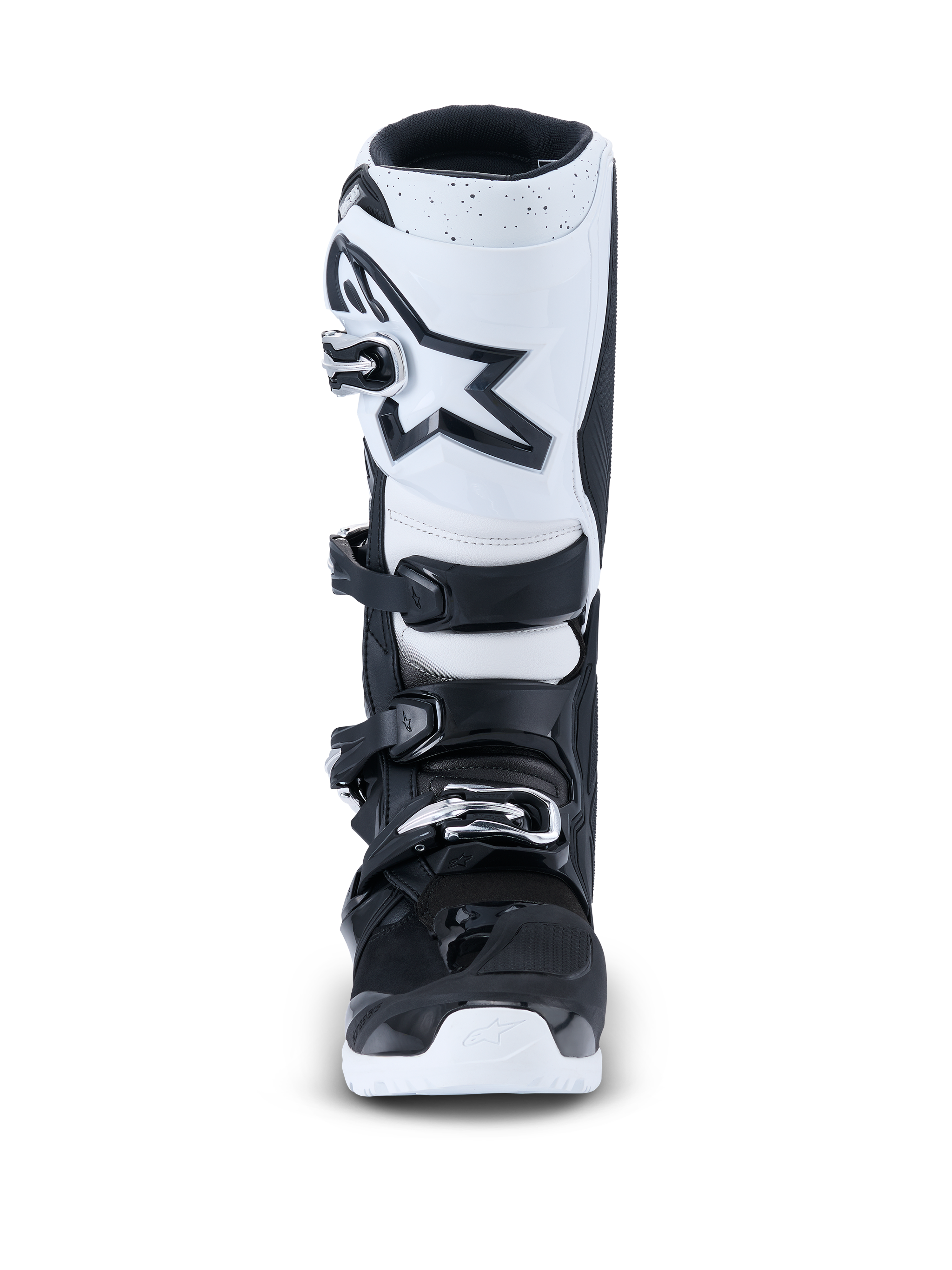 Bottes Alpinestars 2026 Tech 7 Enduro, bottes de motocross, noir et blanc, vue de face présentant une plaque tibiale blanche avec un logo étoile noir, système de fermeture à quatre boucles et semelle extérieure blanche durable