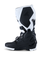 Bottes Alpinestars Tech 7 Enduro 2026, bottes de motocross, noir et blanc, vue de profil montrant les panneaux de protection en TPU durables, la zone de grip médiale texturée avec marquage Tech 7 et le système de fermeture à boucles robuste pour le pilotage tout-terrain