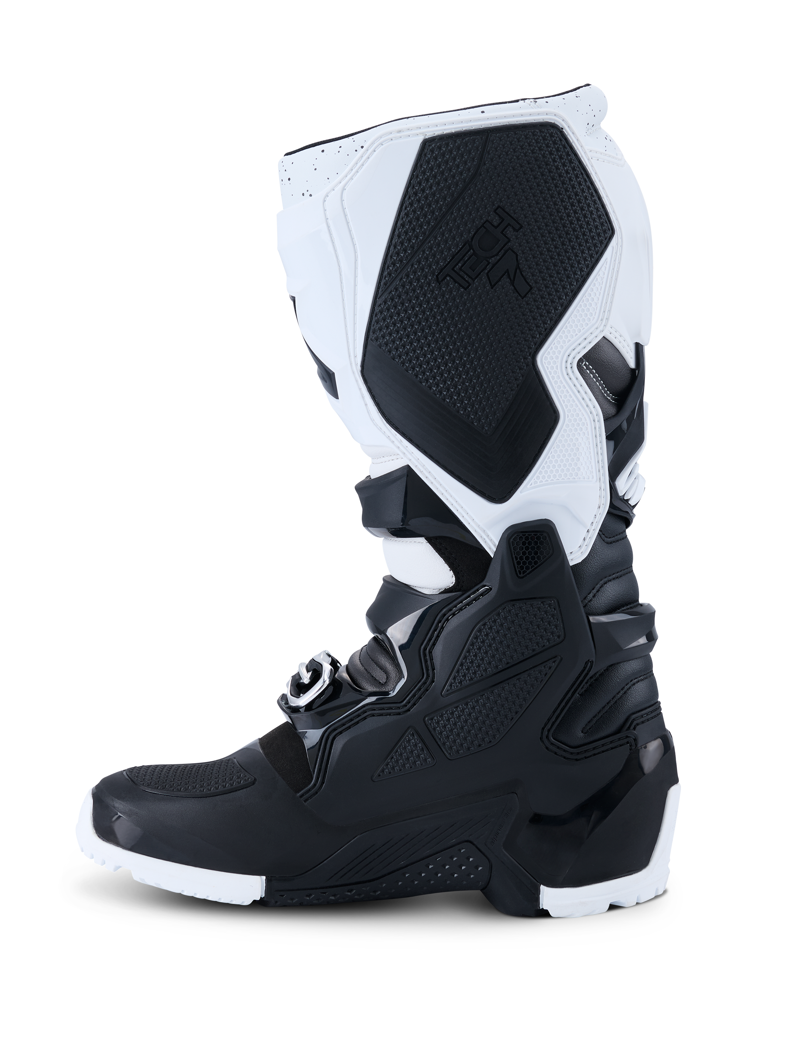 Bottes Alpinestars Tech 7 Enduro 2026, bottes de motocross, noir et blanc, vue de profil montrant les panneaux de protection en TPU durables, la zone de grip médiale texturée avec marquage Tech 7 et le système de fermeture à boucles robuste pour le pilotage tout-terrain