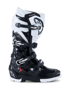 Bottes Alpinestars Tech 7 Enduro 2026, bottes de moto tout-terrain, noir et blanc, avec quatre boucles métalliques, panneaux de protection en TPU haute résistance, semelle robuste à double composé et logo Alpinestars sur le talon et le tibia