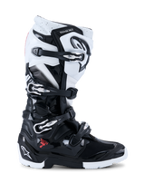 Alpinestars 2026 Tech 7 Enduro Stiefel, Offroad-Motorradstiefel, Schwarz und Weiß, mit vier Metallschnallen, hochschlagfesten TPU-Schutzpaneelen, robuster Dual-Compound-Sohle und auffälligem Alpinestars-Branding an Ferse und Schienbein