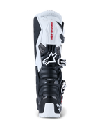 Bottes Alpinestars Tech 7 Enduro 2026, bottes de motocross et d'enduro, noir et blanc, vue arrière montrant les plaques de protection en TPU sur le talon et le mollet, logo Alpinestars rouge sur le panneau supérieur blanc et système de fermeture à boucles argentées, conçues pour le pilotage tout-terrain haute performance.
