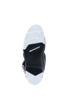 Bottes Alpinestars Tech 7 Enduro 2026, vue de dessous de la semelle extérieure, semelle à double composé noire et blanche avec motif de crampons texturé, logo Alpinestars au centre, conçue pour la durabilité et l'adhérence sur terrains tout-terrain