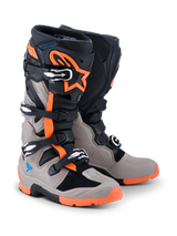 Alpinestars 2026 Tech 7 Enduro Stiefel, Schwarz, Warm Gray und Orange Fluo, Offroad-Motorradstiefel mit vier Schnallenverschlüssen, robuster orangefarbener Sohle, schützenden TPU-Panels und Alpinestars-Branding
