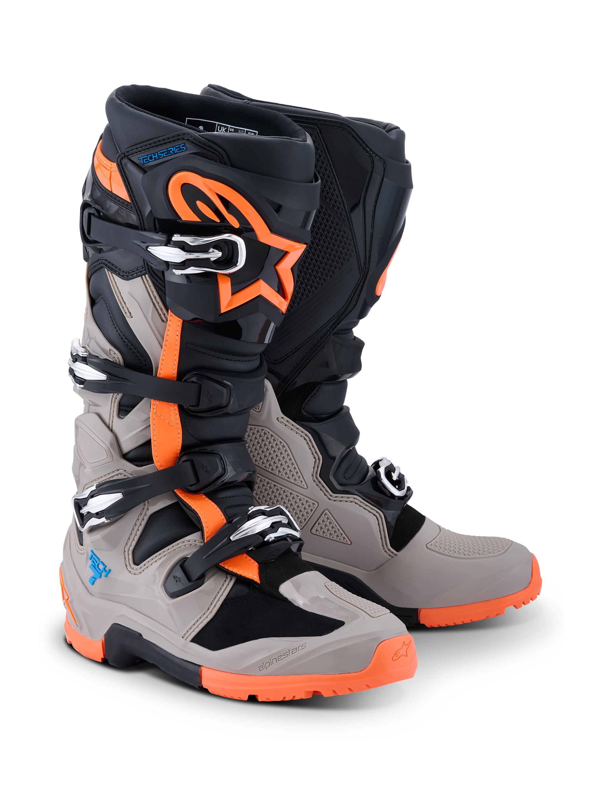Alpinestars 2026 Tech 7 Enduro Stiefel, Schwarz, Warm Gray und Orange Fluo, Offroad-Motorradstiefel mit vier Schnallenverschlüssen, robuster orangefarbener Sohle, schützenden TPU-Panels und Alpinestars-Branding