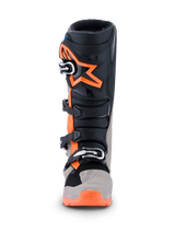 Alpinestars 2026 Tech 7 Enduro Stiefel, Motocross- und Enduro-Stiefel, Schwarz, Warmgrau und Orange Fluo, Vorderansicht mit großem orangefarbenem Stern-Logo auf dem Schienbein, Mehrfach-Schnallenverschluss-System und robusten Schutzpanelen für Offroad-Performance