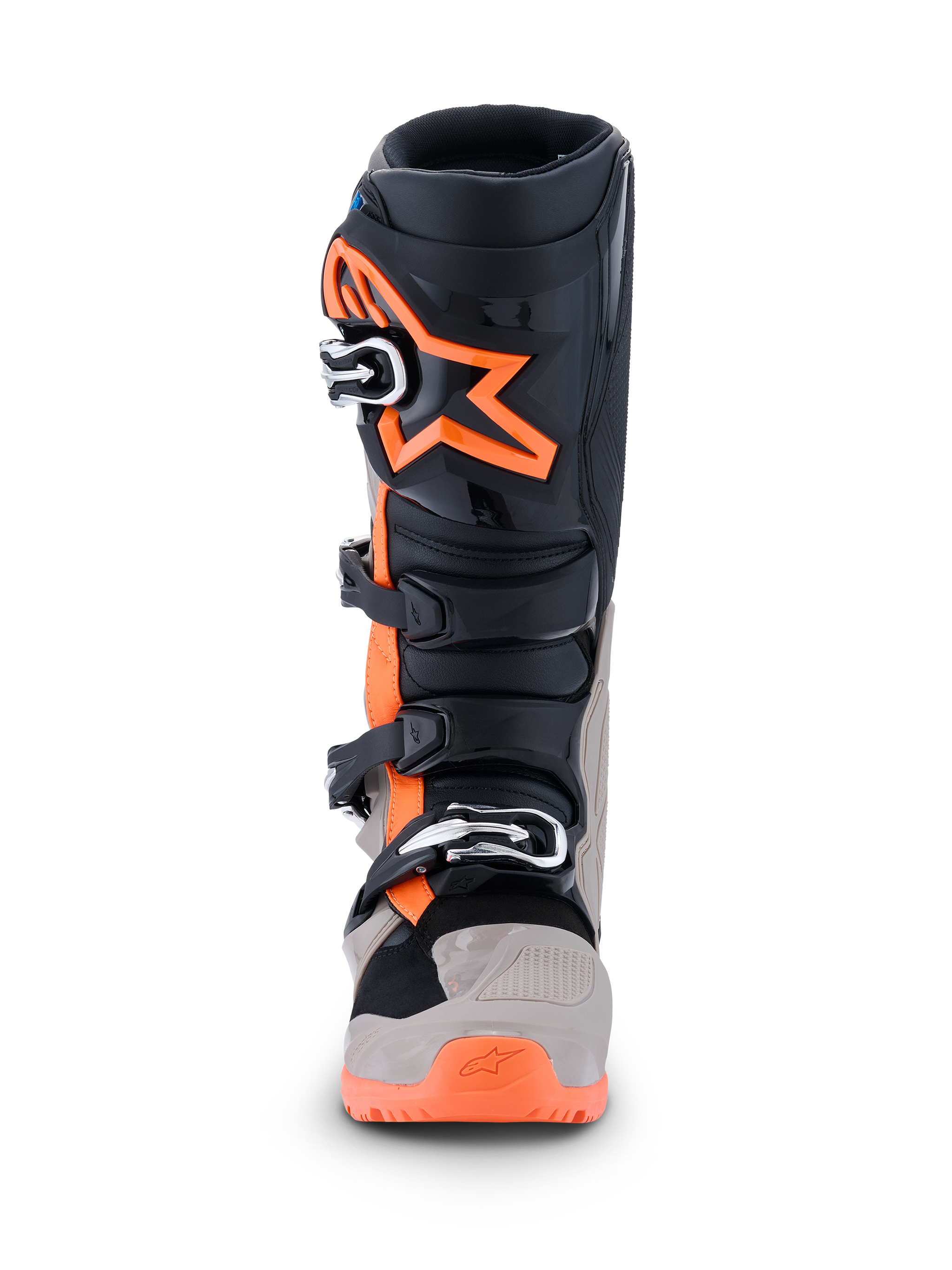 Alpinestars 2026 Tech 7 Enduro Stiefel, Motocross- und Enduro-Stiefel, Schwarz, Warmgrau und Orange Fluo, Vorderansicht mit großem orangefarbenem Stern-Logo auf dem Schienbein, Mehrfach-Schnallenverschluss-System und robusten Schutzpanelen für Offroad-Performance