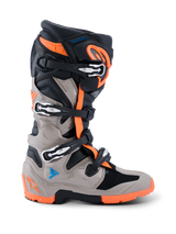 Alpinestars 2026 Tech 7 Enduro Stiefel, Motocross- und Enduro-Stiefel, Schwarz, Warm-Grau und Orange Fluo, Seitenprofil-Ansicht, mit einem Vier-Schnallen-Verschlusssystem, TPU-Schutzpaneelen und einer speziellen Dual-Compound-Sohle in Orange für Offroad-Performance