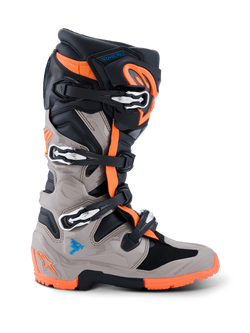 Alpinestars 2026 Tech 7 Enduro Stiefel, Motocross- und Enduro-Stiefel, Schwarz, Warm-Grau und Orange Fluo, Seitenprofil-Ansicht, mit einem Vier-Schnallen-Verschlusssystem, TPU-Schutzpaneelen und einer speziellen Dual-Compound-Sohle in Orange für Offroad-Performance