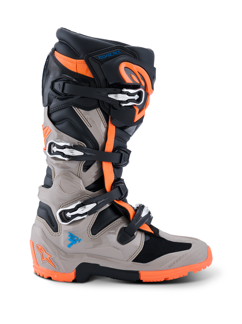 Bottes Alpinestars Tech 7 Enduro 2026, bottes de motocross et d'enduro, noir, gris chaud et orange fluo, vue de profil, avec système de fermeture à quatre boucles, panneaux de protection en TPU et semelle orange à double composé spécialisée pour la performance tout-terrain