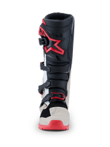 Alpinestars 2026 Tech 7 Enduro Stiefel, Motocross-Stiefel, Schwarz, Hellgrau und leuchtendes Rot, Vorderansicht mit Mehrfach-Schnallenverschlusssystem und rotem Stern-Logo auf dem Schienbein