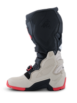 Alpinestars 2026 Tech 7 Enduro Stiefel, Offroad-Motorradstiefel, Schwarz, Hellgrau und leuchtendes Rot, Profilansicht mit TPU-Schutzpaneelen, selbstausrichtendem Schnallensystem und robuster roter Dual-Compound-Sohle für Enduro-Fahrten