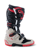 Alpinestars 2026 Tech 7 Enduro Stiefel, Offroad-Motorradstiefel in Schwarz, Hellgrau und Hellrot, Seitenprofil-Ansicht mit Schnallenverschluss-System und umfassendem TPU-Aufprallschutz.