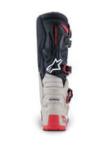 Alpinestars 2026 Tech 7 Enduro Stiefel, Rückansicht, Schwarz, Hellgrau und Hellrot, mit verstärktem TPU-Schutz an Ferse und Wade, weißem Astars-Logo und roten Schnallenakzenten, strapazierfähige Konstruktion für Offroad-Rennsport