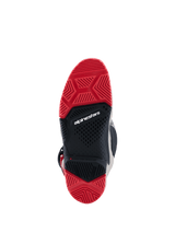 Alpinestars 2026 Tech 7 Enduro Stiefel, Unteransicht der Dual-Compound-Sohle, leuchtend rotes und schwarzes Gummi mit speziellem Profilmuster für Offroad-Grip, weißes Alpinestars-Logo in der Mitte