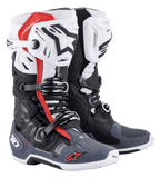 Alpinestars Tech 10 Supervented laarzen, motorcrosslaarzen, zwart, wit, grijs en rood, voorzien van geventileerde scheenplaten, geperforeerde microvezelconstructie voor luchtstroom, meervoudig gespsluitingssysteem en Alpinestars-branding op de neus en hiel.