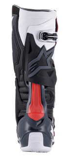 Alpinestars Tech 10 Supervented laarzen, motocrosslaarzen, achteraanzicht in zwart, wit, middengrijs en rood, voorzien van een rode achterblad-protector, geperforeerde zones voor ventilatie en een hoogwaardige TPU-schaal met veilige gespsluiting.