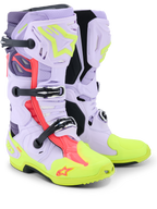 Alpinestars Tech 10 Supervented laarzen, motorcrosslaarzen, paars, neongeel en Diva Pink, voorzien van een geperforeerde microvezelconstructie voor maximale luchtstroom, mechanisch gespsysteem, fel neongele neus en zool en opvallende roze accenten.