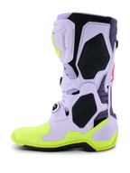 Alpinestars Tech 10 Supervented laarzen, motorcrosslaarzen, Purple Yellow Fluo en Diva Pink, zijaanzicht met geperforeerd lavendelkleurig microvezel bovenwerk, zwarte TPU-beschermingspanelen en neongele zool, hoogwaardig geventileerd schoeisel voor off-road racing
