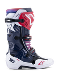 Alpinestars Tech 10 Supervented motorlaarzen, motorcross race-laarzen, Night Navy White Rainbow kleurstelling, zijaanzicht, met een navy blauwe en witte schaal met rode accenten, zwarte gespen en een paars naar rood kleurverloop bij de bovenste boord, hoogwaardige geventileerde constructie voor off-road racebescherming