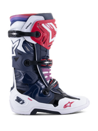Alpinestars Tech 10 Supervented motorlaarzen, motorcross race-laarzen, Night Navy White Rainbow kleurstelling, zijaanzicht, met een navy blauwe en witte schaal met rode accenten, zwarte gespen en een paars naar rood kleurverloop bij de bovenste boord, hoogwaardige geventileerde constructie voor off-road racebescherming