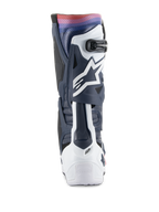 Alpinestars Tech 10 Supervented laarzen, motorcross laarzen, Night Navy White Rainbow, achteraanzicht toont de navy en witte TPU-structuur met een levendig regenboogverloop aan de bovenkant, voorzien van het witte Astars-logo en geventileerde panelen voor off-road prestaties.