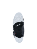 Alpinestars 2026 Tech 7 Enduro Drystar® laarzen, onderaanzicht van de zool, zwart en wit rubbermengsel met dubbele dichtheid, getextureerde geometrische grippatronen, Alpinestars-logo en slijtage-indicator, ontworpen voor off-road- en enduro-tractie