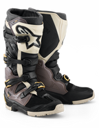 Alpinestars 2026 Tech 7 Enduro Drystar® Stiefel, Motocross- und Enduro-Stiefel, Schwarz, Dunkelgrau und Gold, mit robuster TPU-Schale, Schnellverschluss-Aluminium-Schnallen mit goldfarbenen Akzenten und großer weißer Schienbeinplatte mit schwarzem Logo, entwickelt für Strapazierfähigkeit im Gelände