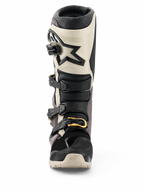 Alpinestars 2026 Tech 7 Enduro Drystar® Stiefel, Schwarz, Dunkelgrau und Gold, wasserdichte Offroad-Motorradstiefel, Vorderansicht mit Mehrfach-Schnallenverschlusssystem mit goldenen Akzenten, TPU-Schienbeinschutz und Stern-Logo-Design.
