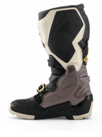 Alpinestars 2026 Tech 7 Enduro Drystar® Stiefel, Motocross-Stiefel, Schwarz, Dunkelgrau und Gold, Seitenansicht zur Hervorhebung der strapazierfähigen TPU-Panels, der goldfarbenen Schnalle und der robusten Enduro-Sohle für den Offroad-Einsatz.