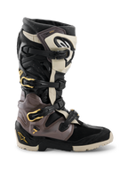 Alpinestars 2026 Tech 7 Enduro Drystar® Stiefel, Motocross- und Enduro-Stiefel, Schwarz, Dunkelgrau und Gold, mit einem Mehrfach-Schnallenverschlusssystem mit goldenen Akzenten, robuster Dual-Compound-Sohle und strapazierfähigen TPU-Schutzpaneelen, professionelles Offroad-Schuhwerk