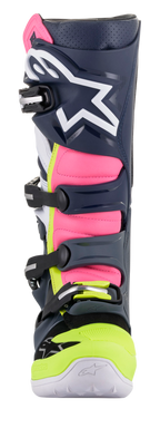 Alpinestars Tech 7 laarzen, motorcrosslaarzen, donkergrijs, donkerblauw en fluorozet, schuin achteraanzicht met de nadruk op het gespsysteem en de roze accordeonpanelen, hoogwaardig beschermend ontwerp voor off-road rijden