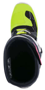 Alpinestars Tech 7 laarzen, motorcrosslaarzen, donkergrijs, donkerblauw en fluoroze met felgele accenten, bovenaanzicht kijkend in de binnenkant van de kraag, met focus op de gespsluiting en versterkte neus.