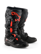 Bottes Alpinestars Tech 7, bottes de motocross, noir et rouge fluo, avec quatre boucles noires, plaque tibiale en TPU et logo étoile Alpinestars rouge sur le côté, design tout-terrain robuste