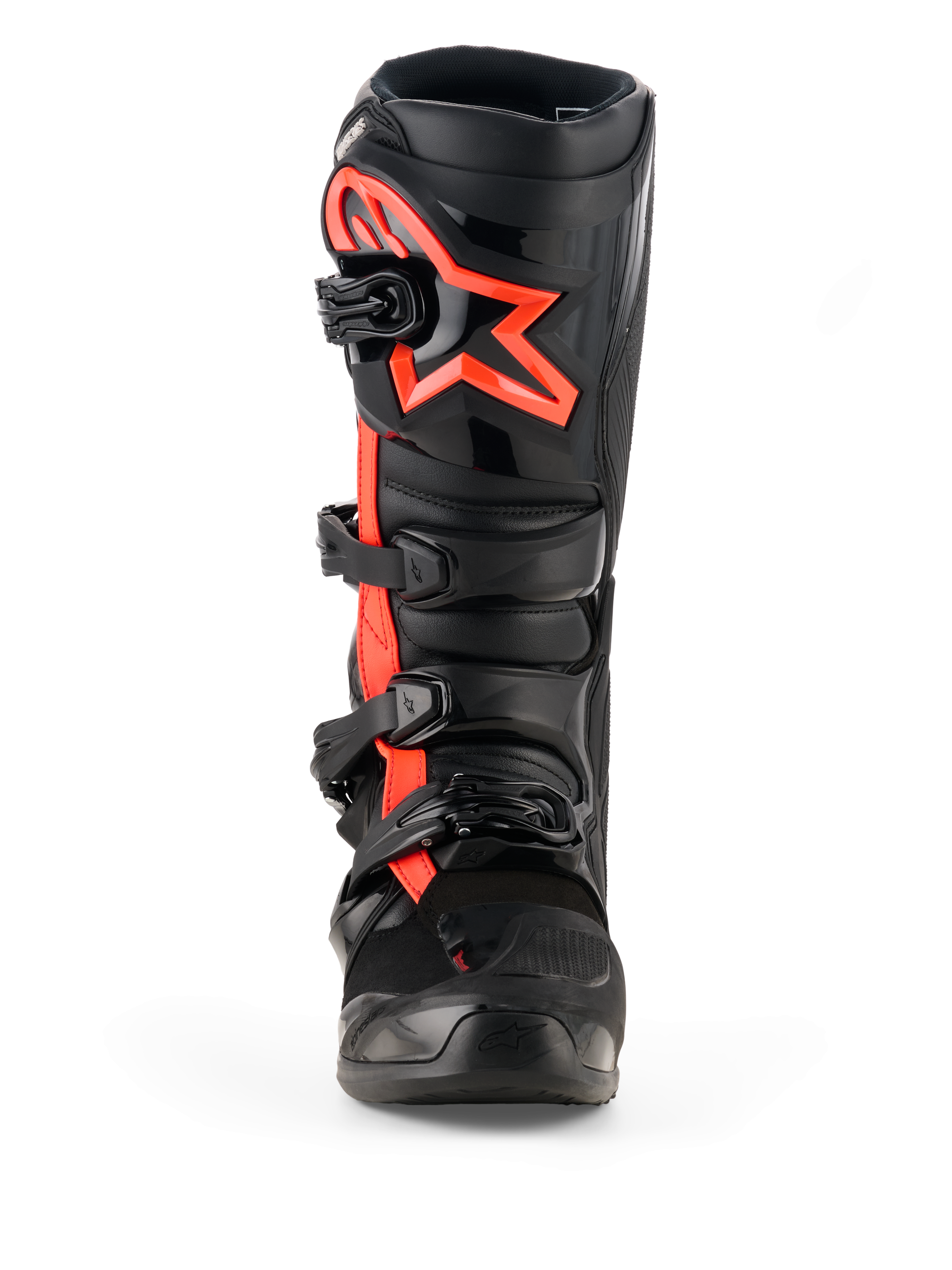 Bottes Alpinestars Tech 7, bottes de motocross, noir et rouge fluo, vue de face, avec un grand logo étoile Alpinestars rouge fluo sur la plaque tibiale, système de fermeture à quatre boucles et construction en TPU durable conçue pour la course tout-terrain