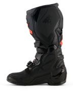 Bottes Alpinestars Tech 7, bottes de motocross, noires avec accents rouge fluo, vue de profil intérieur présentant les coques de protection en TPU, le système de boucles et les panneaux de grip texturés pour des performances tout-terrain