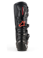 Alpinestars Tech 7 Boots, bottes de motocross, noir et rouge fluo, vue arrière présentant des plaques de protection en TPU, logo Alpinestars rouge sur le mollet et construction durable pour des performances tout-terrain