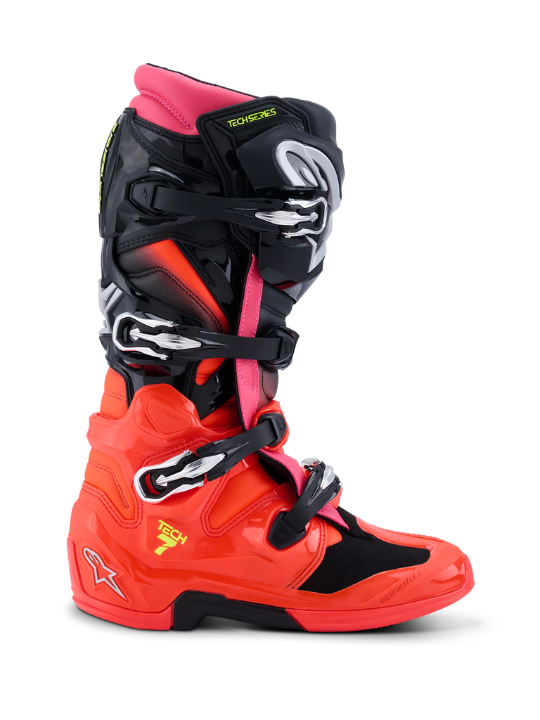 Alpinestars Tech 7 Laarzen, motocrosslaarzen, zwart, fluo rood en fluo roze, zijaanzicht met technisch ontwerp, snelsluitgespen, glanzende TPU-onderkant en dubbel scharniersysteem voor off-road racing