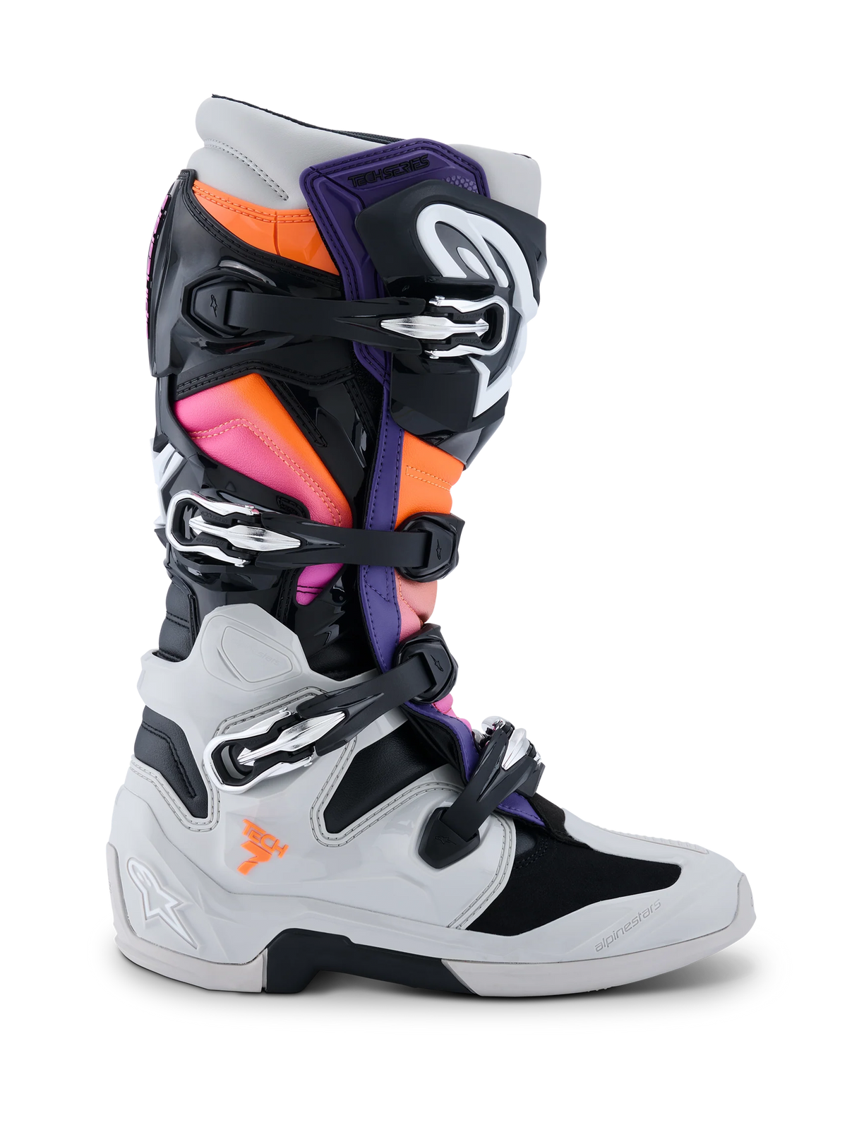 Bottes Alpinestars Tech 7, bottes de motocross, noir, gris clair, orange fluo et magenta, vue latérale, dotées d'un système de fermeture à plusieurs boucles, d'une coque de protection en TPU et de panneaux colorés pour la course tout-terrain