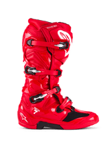 Bottes Alpinestars Tech 7, bottes de motocross, rouge vif, vue de profil, dotées d'un système de fermeture à quatre boucles, coque de protection en TPU, logo Alpinestars blanc et marquage « Tech 7 », équipement de course tout-terrain durable