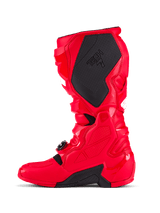 Bottes Alpinestars Tech 7, bottes de motocross, rouge vif, vue latérale médiale présentant un grand panneau de préhension texturé noir avec marquage Tech 7, coque de protection en TPU et système de fermeture à boucles réglables pour le tout-terrain