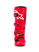 Bottes Alpinestars Tech 7, bottes de motocross, rouge éclatant, vue de face avec un logo étoile blanc sur le tibia, fermetures à boucles noires et coque de protection en TPU haute performance.